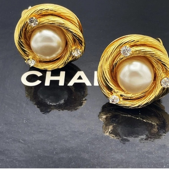 Authentic Chanel PEARL EARRINGS 24K plated - Picture 1 of 15